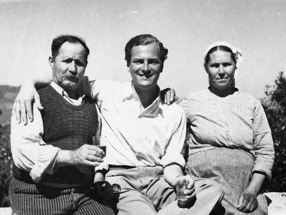 Patrick Leigh Fermor con Spiro y Maria Lazaros en Lemonodassos, Grecia, en 1935.