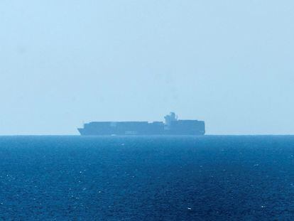 El buque de carga 'Elbeik' permanece fondeado frente a la playa de Macarella, en la isla de Menorca, este miércoles.