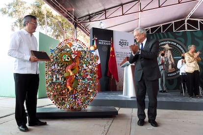 El embajador chino en México, Zhu Qingqiao, y el presidente Andrés Manuel López Obrador en la disculpa pública de esta mañana.