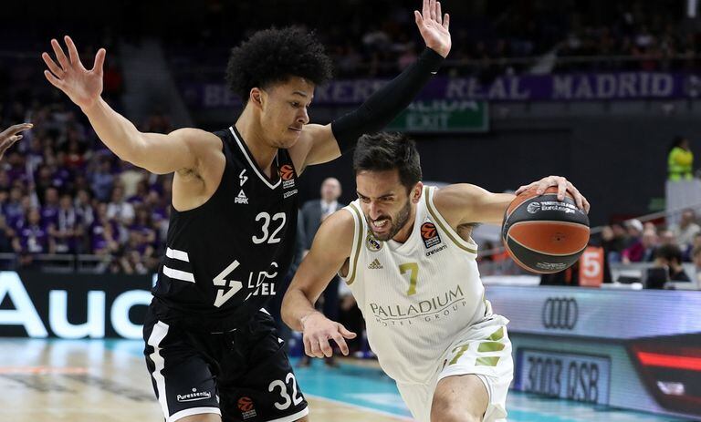 Campazzo se abre paso ante Strazel.