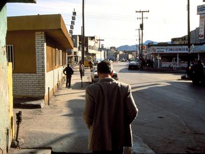 El escritor estadounidense Cormac McCarthy camina por una calle de El Paso (Texas) en 1992.