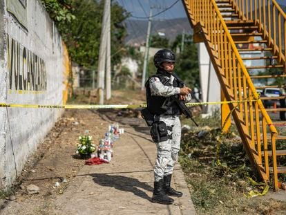 Un miembro de la Guardia Nacional vigila el sitio del accidente en la carretera Tuxtla-Chiapa de Corzo, en el Estado de Chiapas, México, este viernes.