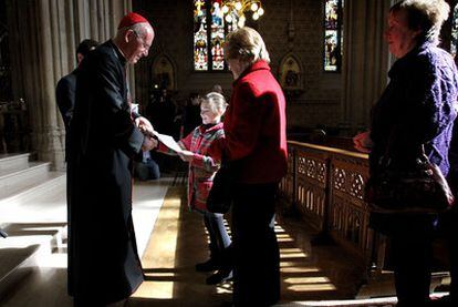 El cardenal Sean Brady entrega la pastoral del Papa a los feligreses en la catedral de San Patricio, en Armagh (Irlanda del Norte).