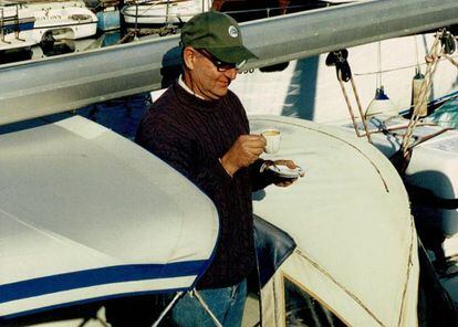 Albert Solà tomando una taza de café en su velero
