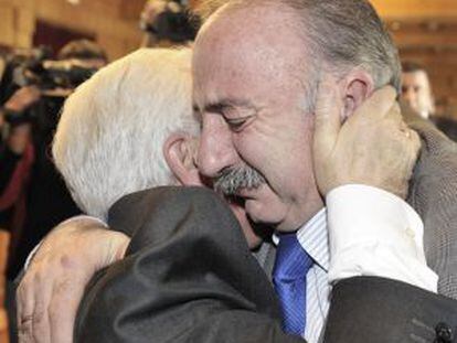 Manuel Freire Couto abrazando a Jos&eacute; Luis Baltar