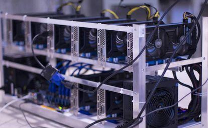 Una instalación de varias computadoras para minar la criptodivisa Ethereum.