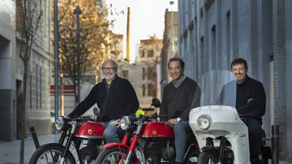 Xavier de la Presa, Santi Ruiz y Pep Itchart, miembros del Club Impala, en Poblenou.