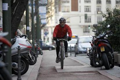 Un ciclista circula por un carril reservado para las bicicletas en la capital.