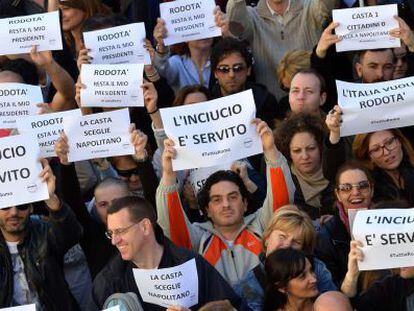 Seguidores de Grillo protestan contra Napolitano: &ldquo;El desastre est&aacute; servido&rdquo;, dicen los carteles.