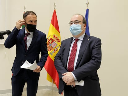 Miquel Iceta (derecha), este jueves en Bilbao con el delegado del Gobierno en el País Vasco, Denis Itxaso.