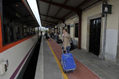 Viajeros entre Vigo y Ourense, afectada por los recortes.