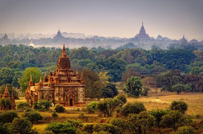 Más de 3.000 templos budistas salpican las llanuras de Bagan, el enclave donde se fundó el primer reino de Birmania. Fechados entre los siglos XI y XIII, la mayoría de estos santuarios han sido renovados, ya que Bagan sigue siendo un lugar de culto religioso. Sí, hay circuitos en autobús y multitudes en los sitios más populares para despedir el sol, pero las aglomeraciones se pueden evitar. Basta con ir en bici y disfrutar por cuenta propia de estos templos no tan en ruinas, o sobrevolarlos en globo.