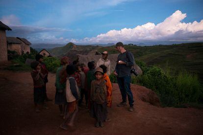 Xavier Aldekoa con los niños de la aldea de Antanifotsy, en la que vive Marceline, la niña protagonista del capítulo de Madagascar. 