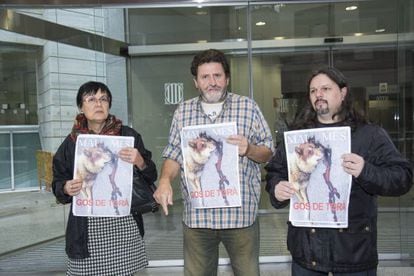 Ecologistas de Ipcena manifestándose a las puertas del juzgado.