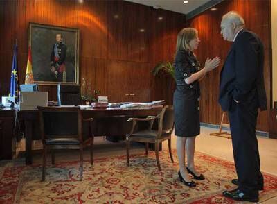 La ministra de Defensa, Carme Chacón, en su despacho el pasado julio con el titular de Exteriores, Miguel Ángel Moratinos.
