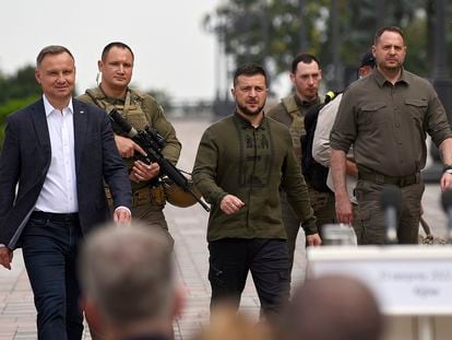 A la izquierda, el presidente de Polonia, Andrezj Duda, con el de Ucrania, Volodímir Zelenski, en Kiev.