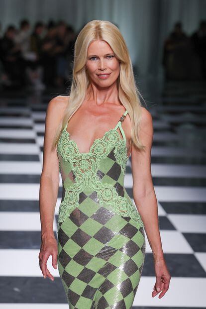 Claudia Schiffer cerraba el desfile de Versace, ya que también fue esta 'top' quien cerró el desfile de 1995 en el que se inspiraba este. 