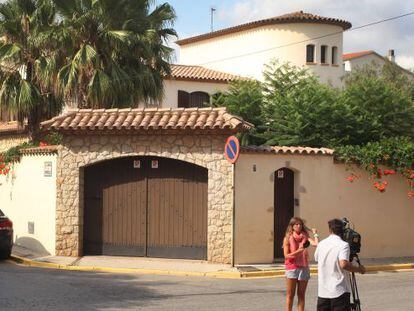 Vista de la puerta de acceso a la casa asaltada, en Montbri&oacute; del Camp.