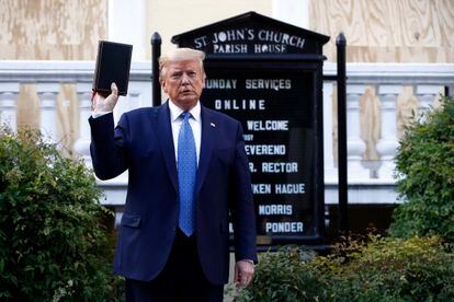 Donald Trump sostiene una Biblia ante la iglesia de St. John frente a la Casa Blanca.