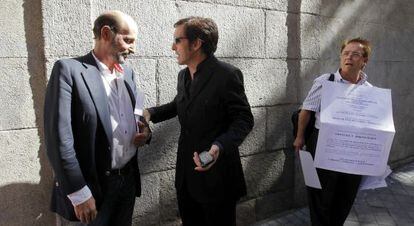 El cantante Ramonc&iacute;n (centro) conversa con Jos&eacute; Miguel Fern&aacute;ndez Sastr&oacute;n (izquierda) ante la sede de la SGAE en Madrid.