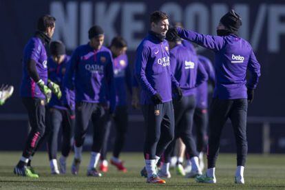 Messi y sus compañeros del Barça, durante el entrenamiento del viernes.