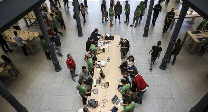 Tienda Apple en la Puerta del Sol en Madrid