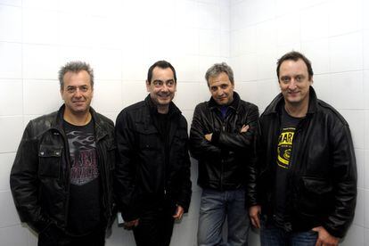 Hombres G en los camerinos antes de un concierto en Las Rozas en 2011.