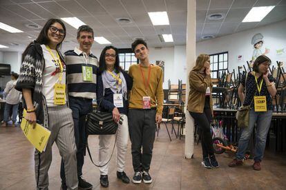 Apoderats de diversos partits polítics al col·legi Sant Miquel de l'Eixample de Barcelona durant la jornada electoral.