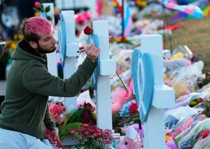 Una persona deja un mensaje en el memorial de las víctimas del ataque al Club Q, en Colorado Springs, el 19 de noviembre de 2022.