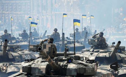 Miembros del ejército ucraniano conducen tanques durante el desfile militar del Día de la Independencia celebrado en Kiev, Ucrania.