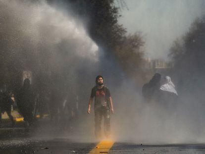 La policía antidisturbios dispara un cañón de agua para dispersar una manifestación.