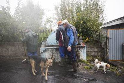 Tres vecinos restablecen el agua potable en el n&uacute;cleo de As Fermosas (Carballeda).