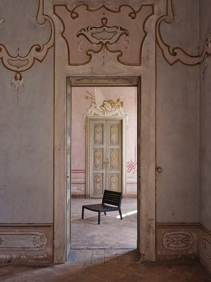 Una solitaria silla de madera y cuero creada para Zara Home por Vincent van Duysen en un decadente palacete barroco de Milán.