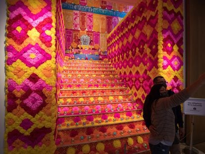 Mega-altar de muertos situado en el vestíbulo de Casa de México en Madrid.