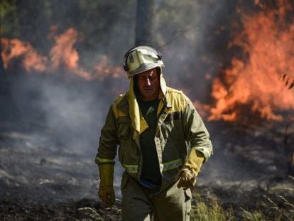  Un brigadista en el incendio forestal de Rairiz de Veiga (Ourense).