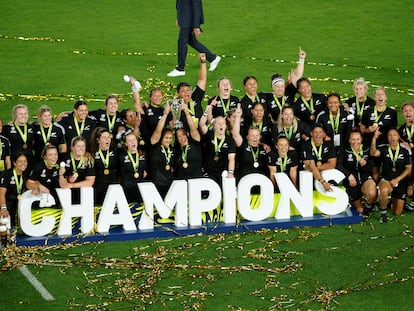 La selección de Nueva Zelanda celebra su victoria en la final del Mundial este sábado ante Inglaterra.