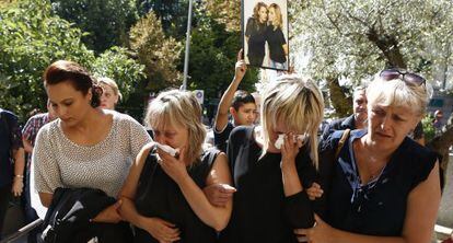 Los familiares de Marina Okarynska en el funeral, este viernes.