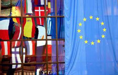 Imagn de la bandera de la Unión Europea (UE) junto a las de varios países miembros en la sede del Consejo Europeo en Bruselas. EFE/Archivo