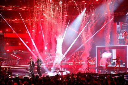 Marc Anthony, Bad Bunny y el actor estadounidense Will Smith cantaron en vivo, por primera vez, su tema 'Esto está rico'. Fue el tema de apertura de la gala número 19 de los Grammy Latinos.
