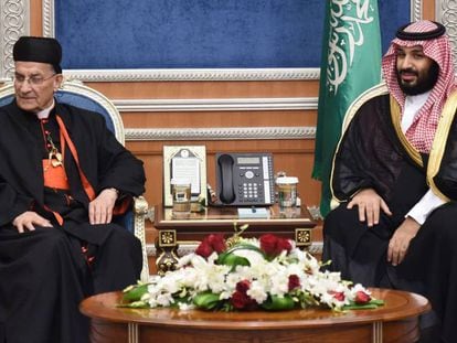 El patriarca maronita libanés (i) Beshara Rai y el príncipe Mohammed bin Salman, este martes en Riad.