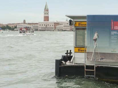 Un letrero anuncia en Venecia la XV Bienal de arquitectura, el pasado martes.