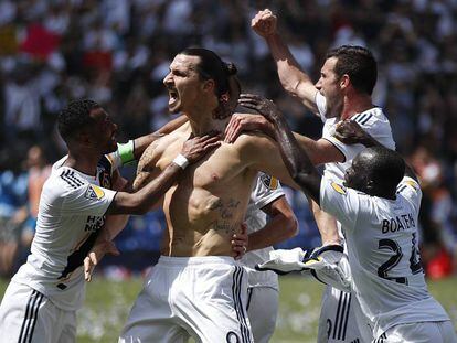 Zlatan celebra el gol de la victoria.