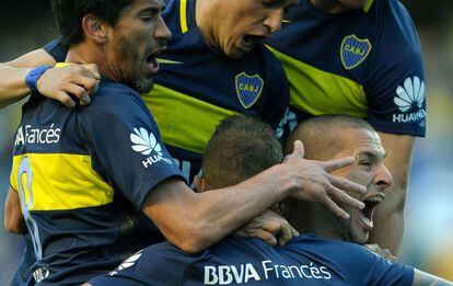 Los jugadores de Boca abrazan a Benedetto, autor de 3 goles.