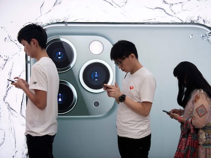 Varias personas hacen cola para probar el iPhone 11 Pro en Hong Kong.