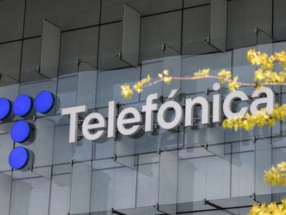 Logo de Telefónica en uno de sus edificios en Madrid.