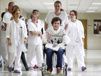 La auxiliar Teresa Romero, tras recibir el alta médica, en el Hospital Carlos III.