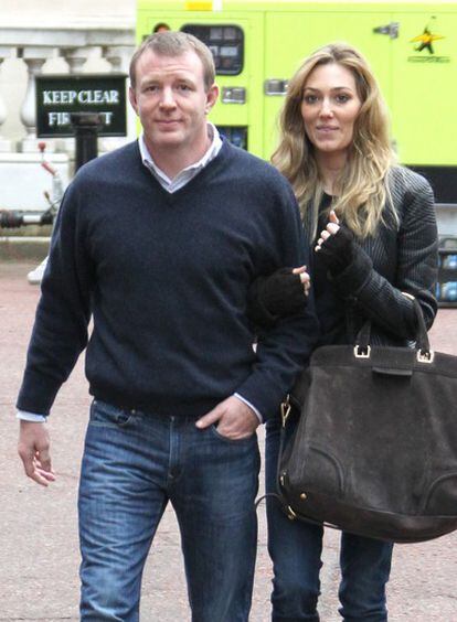 Guy Ritchie y su novia, la modelo Jacqui Ainsley, paseando por Londres en una foto de archivo.