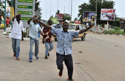 Residentes del barrio de Ange, Abiyán, celebran la caída de Laurent Gbagbo.