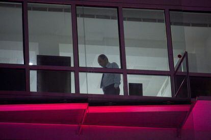 Jean-François Copé, visto hoy a través de una ventana de la sede de la UMP.