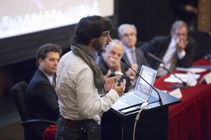 El fot&oacute;grafo Emilio Morenatti, durante su conferencia.